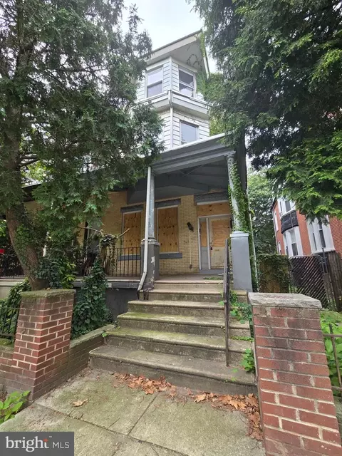 828 S 49th St, Philadelphia, PA 19143