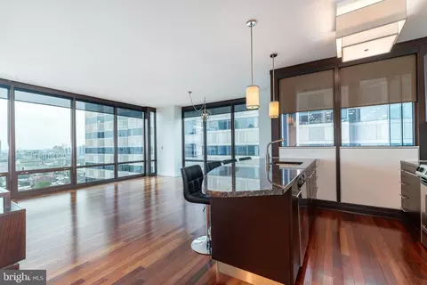 2101 Market St #1707, Philadelphia, PA 19103