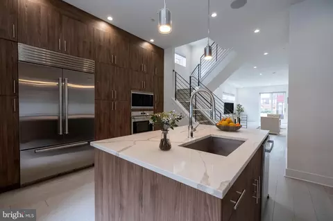 106 Sansom St, Philadelphia, PA 19106