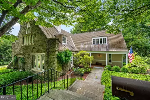 8702 Seminole St, Philadelphia, PA 19118