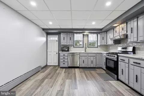 6014 Walker St, Philadelphia, PA 19135