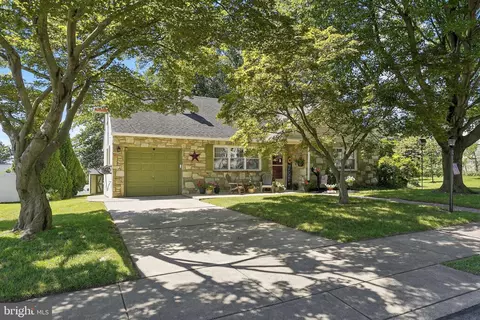 828 Hoffnagle St, Philadelphia, PA 19111