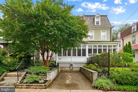 225 E Gravers Ln, Philadelphia, PA 19118