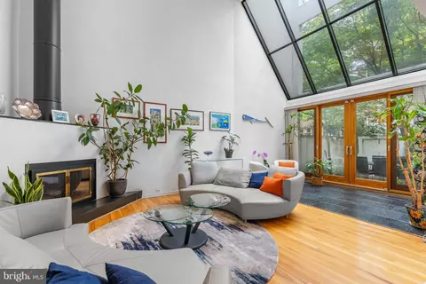 639 Pine St, Philadelphia, PA 19106