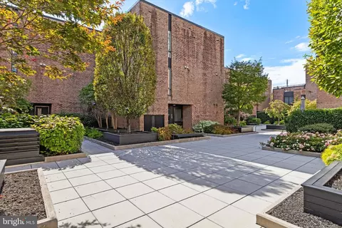 130 Spruce St #27A, Philadelphia, PA 19106