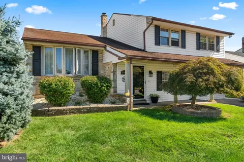 9987 Hardy Rd, Philadelphia, PA 19115
