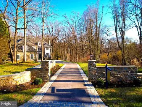732 Saint Andrews Rd, Philadelphia, PA 19118