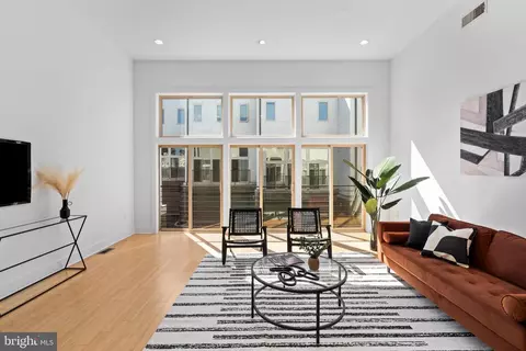 315 Dupont St, Philadelphia, PA 19128