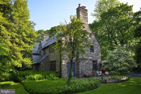 8401 Saint Martins Ln, Philadelphia, PA 19118