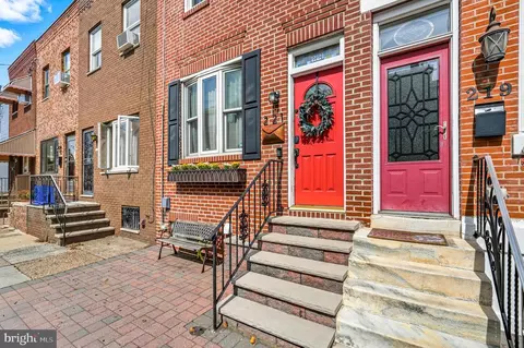 221 Moore St, Philadelphia, PA 19148