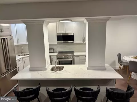 105 Lombard St #B, Philadelphia, PA 19147