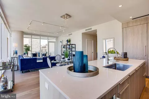 301 S Broad #1701, Philadelphia, PA 19107