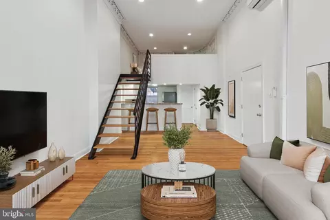 1528 Pine St #1F, Philadelphia, PA 19102