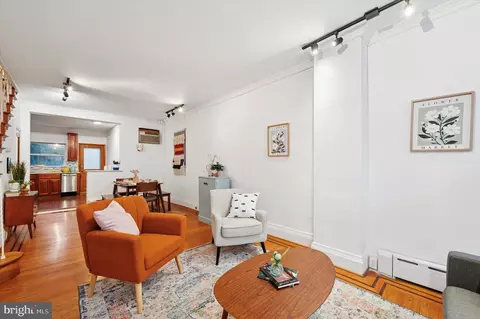 938 Daly St, Philadelphia, PA 19148
