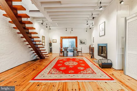 225 Montrose St, Philadelphia, PA 19147