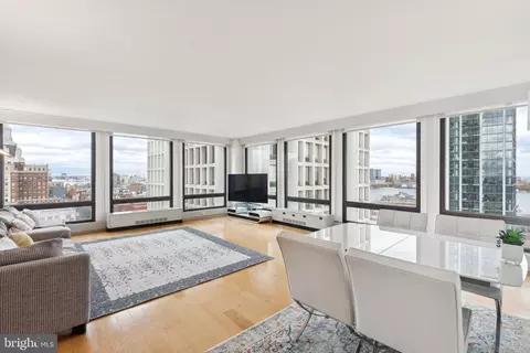 210 Locust St #15AW, Philadelphia, PA 19106