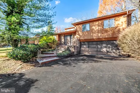 16 S Kings Oak Ln, Philadelphia, PA 19115