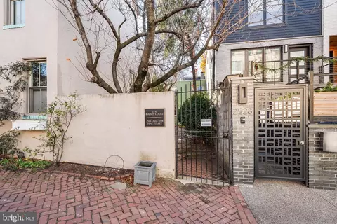 4 Rainey Ct, Philadelphia, PA 19103