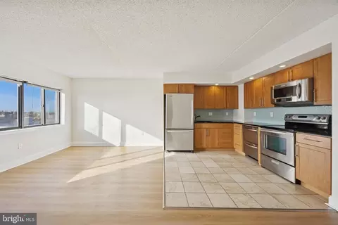 200 10 Lombard St #820, Philadelphia, PA 19147