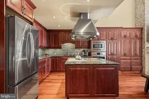802 10 Locust St #201, Philadelphia, PA 19107