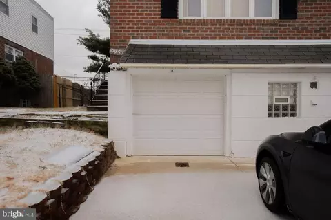 9957 Sandy Rd, Philadelphia, PA 19115