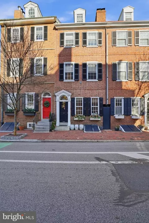 131 Pine St, Philadelphia, PA 19106