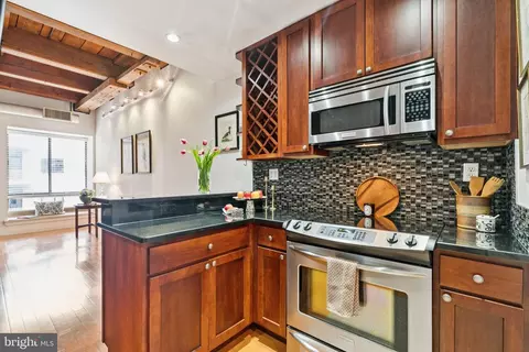 301 Race St #410, Philadelphia, PA 19106