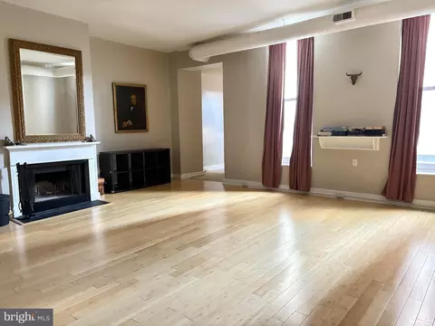 217 Church St #2R, Philadelphia, PA 19106