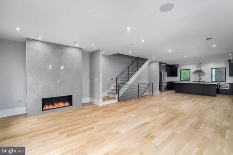 909 Emily St, Philadelphia, PA 19148