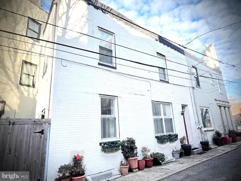 512 Fitzwater St #R, Philadelphia, PA 19147