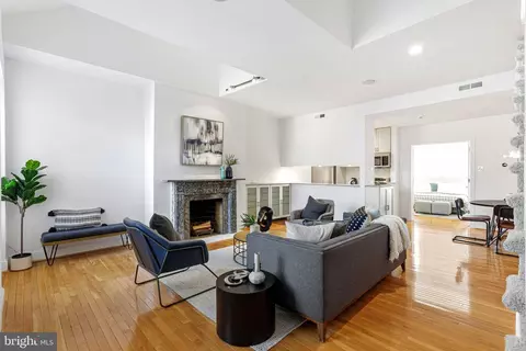 306 S 10th St #D, Philadelphia, PA 19107