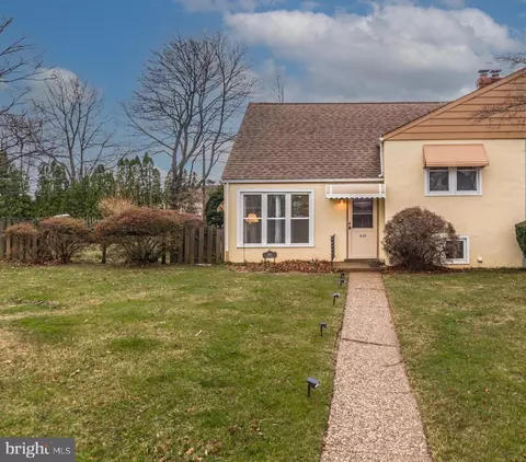 836 Clyde Ln, Philadelphia, PA 19128