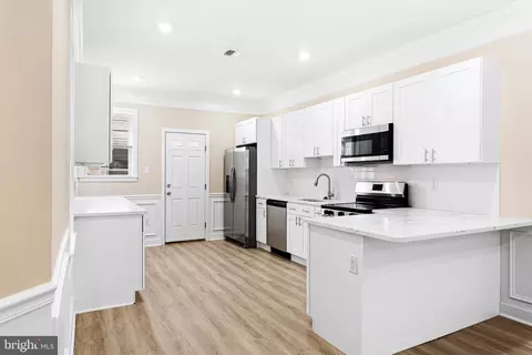 806 S 56th St, Philadelphia, PA 19143