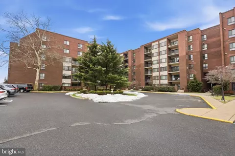 5100 Convent Ln #104, Philadelphia, PA 19114