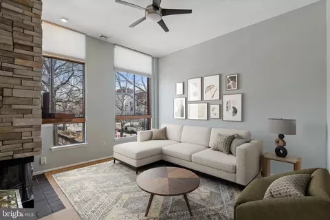 210 Church St #1C, Philadelphia, PA 19106