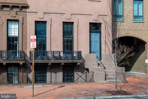 258 S 3rd St #1, Philadelphia, PA 19106