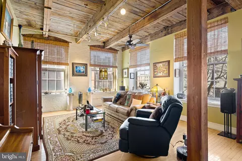 214 New St #C, Philadelphia, PA 19106