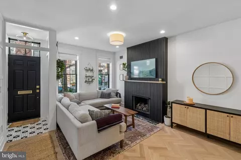 617 S Bambrey St, Philadelphia, PA 19146