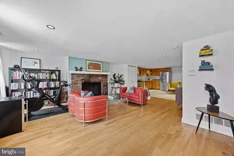 826 S 2nd St #3, Philadelphia, PA 19147