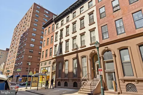 2049 Walnut St #1R, Philadelphia, PA 19103