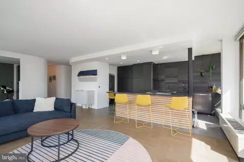 220 Locust St #2DE, Philadelphia, PA 19106