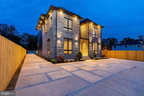 9739 00 Krewstown Rd, Philadelphia, PA 19115