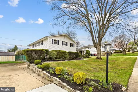 124 Delia Ln, Philadelphia, PA 19115