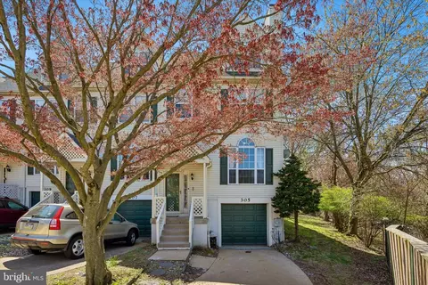 305 Sage Ln, Philadelphia, PA 19128