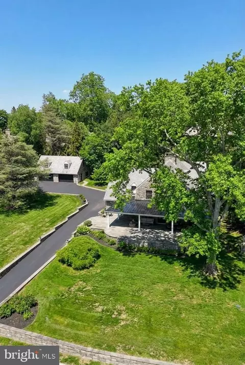 8919 Crefeld St, Philadelphia, PA 19118