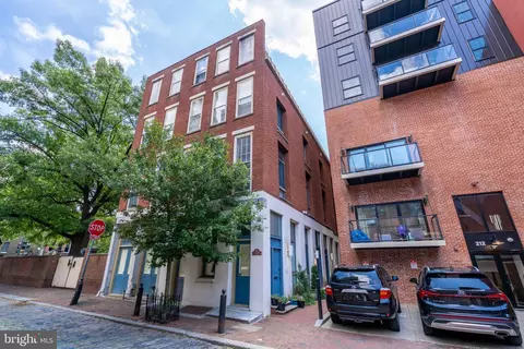 210 Church St #1D, Philadelphia, PA 19106