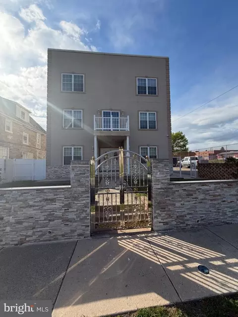 7804 00 Large St, Philadelphia, PA 19152
