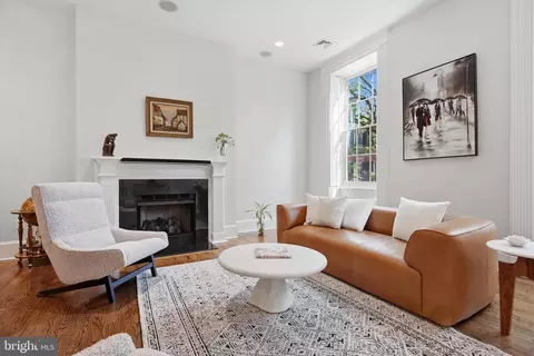 915 Clinton St #203, Philadelphia, PA 19107