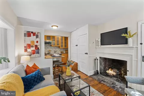 1135 Waverly St, Philadelphia, PA 19147