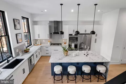204 Vine St, Philadelphia, PA 19106